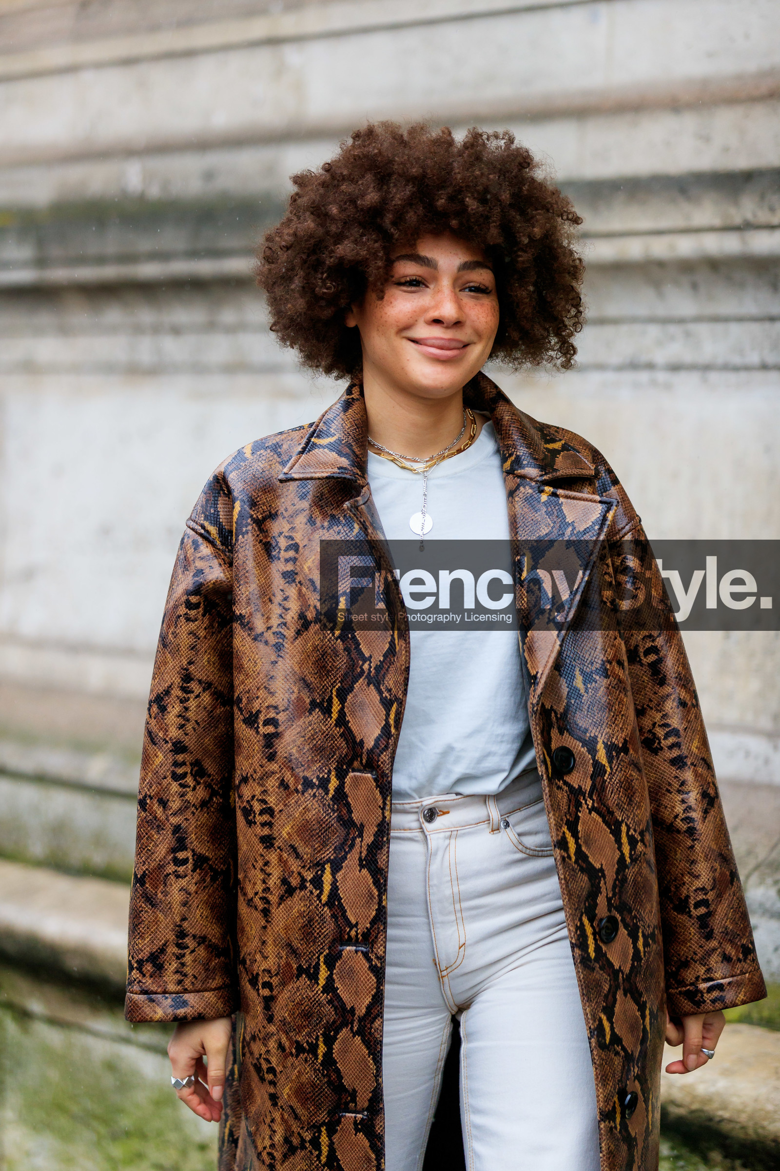 brown leather coat, animal skin coat, white t-shirt, white jeans, denim, fashion week, frenchystyle, FW, jonathan paciullo, street style, PFW, PARIS, vertical, atmosphere details, detail