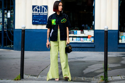 black shirt, black top, black leather bag, black bag, short sleeves shirt, embroidered shirt, green shirt, green pants, light green pants, cropped top, hand bag, off white bag, off white shirt, flare pants, leather pants, alexandra guerain, fashion week, frenchystyle, FW, jonathan paciullo, street style, PFW, PARIS, AUTUMN WINTER 2021-2022, FALL WINTER 2021-2022, FW 21-22, atmosphere details, horizontal, full length