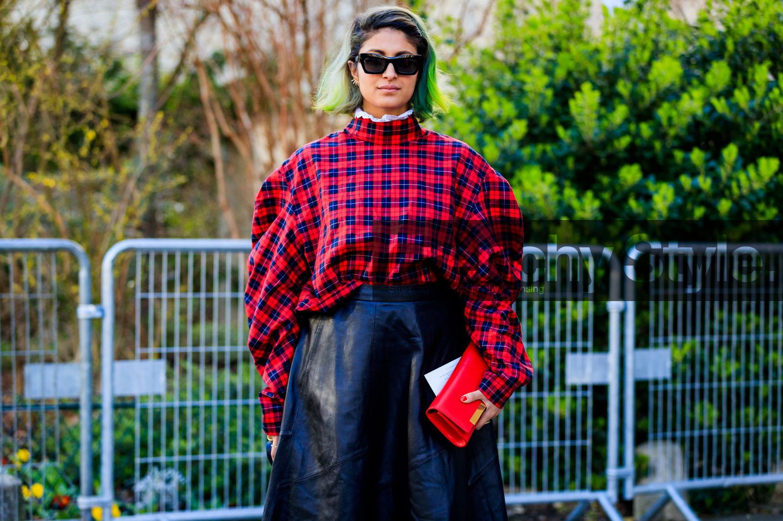 atmosphere details, AUTUMN WINTER 2017-2018, AW 17-18, black skirt, checked shirt, detail, FALL WINTER 2017-2018, fashion week, frenchystyle, FW, FW 17-18, graphic shirt, horizontal, jonathan paciullo, leather bag, leather skirt, PARIS, PFW, plaid, Preetma Singh, printed shirt, red bag, red shirt, street style, sunglasses, tartan
