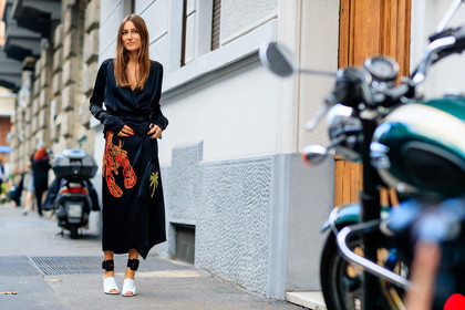 atmosphere details, black dress, fashion week, frenchystyle, full length, FW, Giorgia Tordini, high heels, horizontal, japanese print, jonathan paciullo, leather shoes, MFW, MILAN, printed dress, robe, silk dress, SPRING SUMMER 2017, SS 17, street style, white shoes