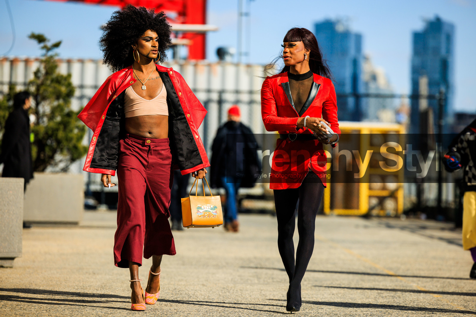 red full look, red mini dress, blazer dress, black stockings, boots, socks boots, silver clutch, yellow handbag, red denim pants, short denim pants, flared pants, red parka, pattent jacket, afro hair, big loop earrings, pink pumps, beige cropped top, fashion week, frenchystyle, FW, jonathan paciullo, street style, NYFW, NEW YORK, AUTUMN WINTER 2022-2023, FALL WINTER 2022_2023, FW 22-23, atmosphere details, horizontal, full length