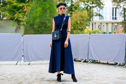 atmosphere details, beret, black bag, black hat, black shoes, blue dress, caro daur, choker, christian dior, earrings, fashion week, frenchystyle, full length, FW, graphic bag, high heels, horizontal, jonathan paciullo, leather bag, leather shoes, necklace, PARIS, PFW, SPRING SUMMER 2018, SS 18, street style, sunglasses