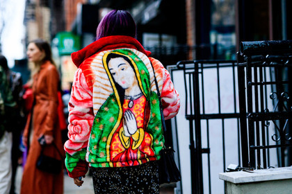 black bag, dyed hair, graphic jacket, leather bag, multicolor jacket, printed jacket, purple hair, red jacket, frenchystyle, jonathan paciullo, street style, NYFW, NEW YORK, AUTUMN WINTER 2019-2020, AW 19-20, FALL WINTER 2019-2020, FW 19-20, fashion week, FW, atmosphere details, horizontal, detail