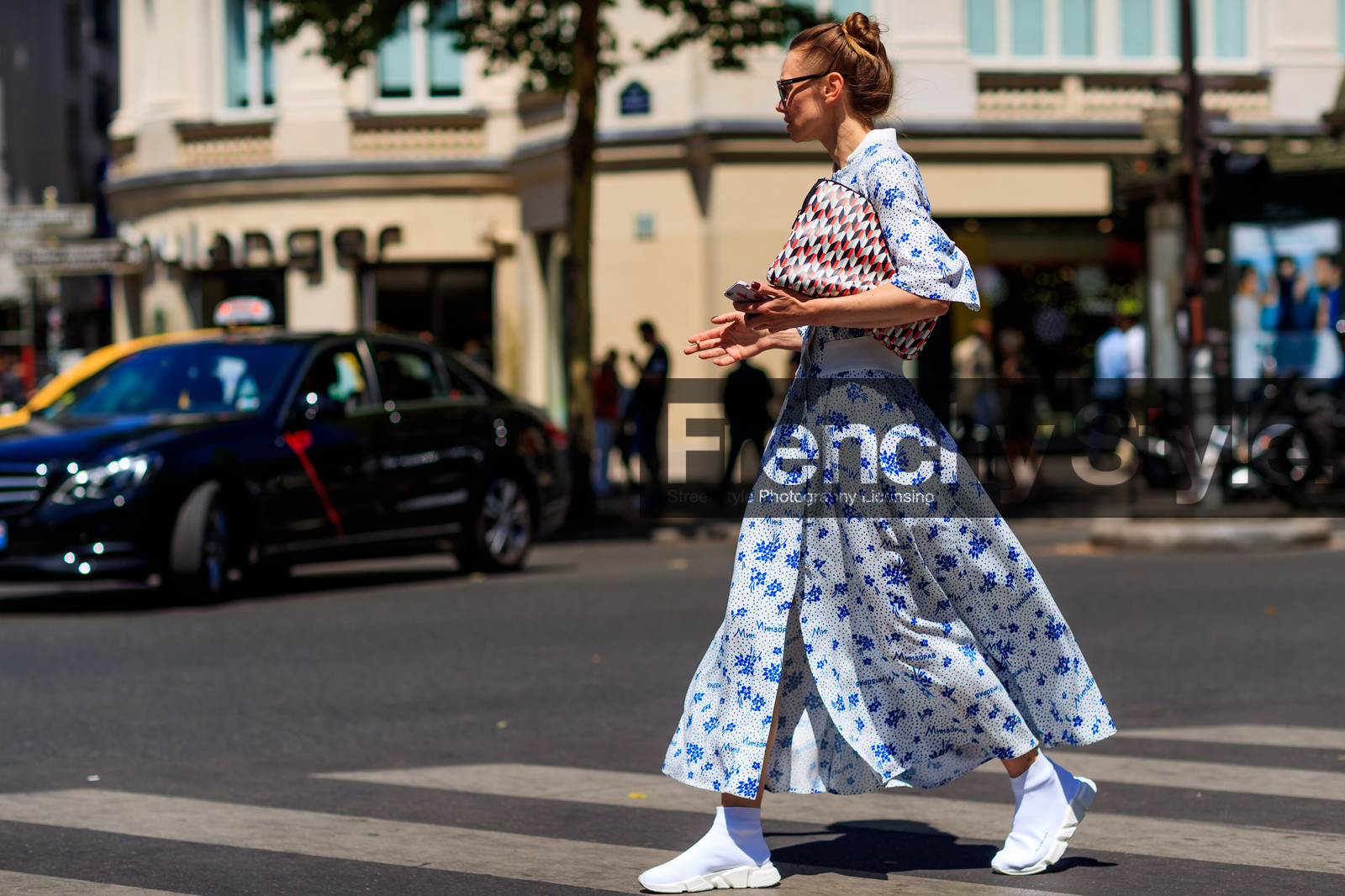 atmosphere details, blue dress, fashion week, floral, flower, frenchystyle, full length, FW, graphic bag, horizontal, jonathan paciullo, leather bag, leather shoes, MENSWEAR, PARIS, PFW, printed bag, printed dress, red bag, SPRING SUMMER 2018, SS 18, street style, white dress, white sneakers