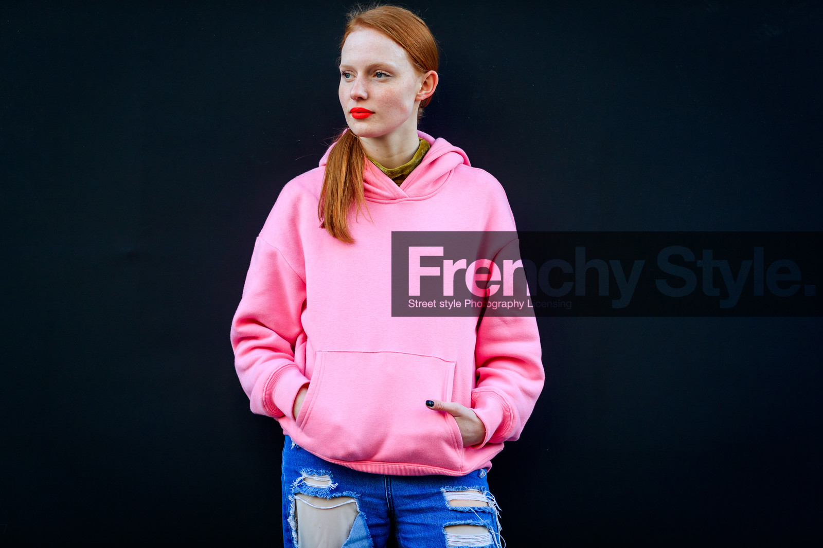 atmosphere details, AUTUMN WINTER 2017-2018, AW 17-18, blue denim, denim pants, detail, FALL WINTER 2017-2018, fashion week, frenchystyle, FW, FW 17-18, hoodie, horizontal, jeans, jonathan paciullo, LFW, LONDON, pink sweater, red lips, street style, trousers