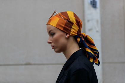 orange scarf, brown scarf, camel scarf, yellow scarf, striped scarf, hair scarf, hair details, back details, scarf, scarf detail, fashion week, frenchystyle, FW, jonathan paciullo, street style, PFW, PARIS, AUTUMN WINTER 2021-2022, FALL WINTER 2021-2022, FW 21-22, atmosphere details, horizontal, detail