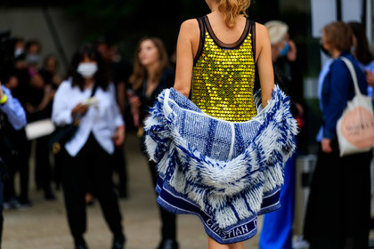 sequins dress, sleeveless dress, tie and dye cardigan, tie and dye coat, tie and dye jacket, dior cardigan, dior coat, dior jacket, back details, golden dress, dior total look, white jacket, white cardigan, white coat, blue coat, blue bag, blue jacket, blue cardigan, knit coat, knit jacket, knitwear, striped coat, striped jacket, striped cardigan, hoodie, hoodie coat, hoodie cardigan, hoodie jacket, sofia sanchez de betak, fashion week, frenchystyle, FW, jonathan paciullo, street style, PFW, PARIS, AUTUMN WINTER 2021-2022, FALL WINTER 2021-2022, FW 21-22, atmosphere details, horizontal, detail