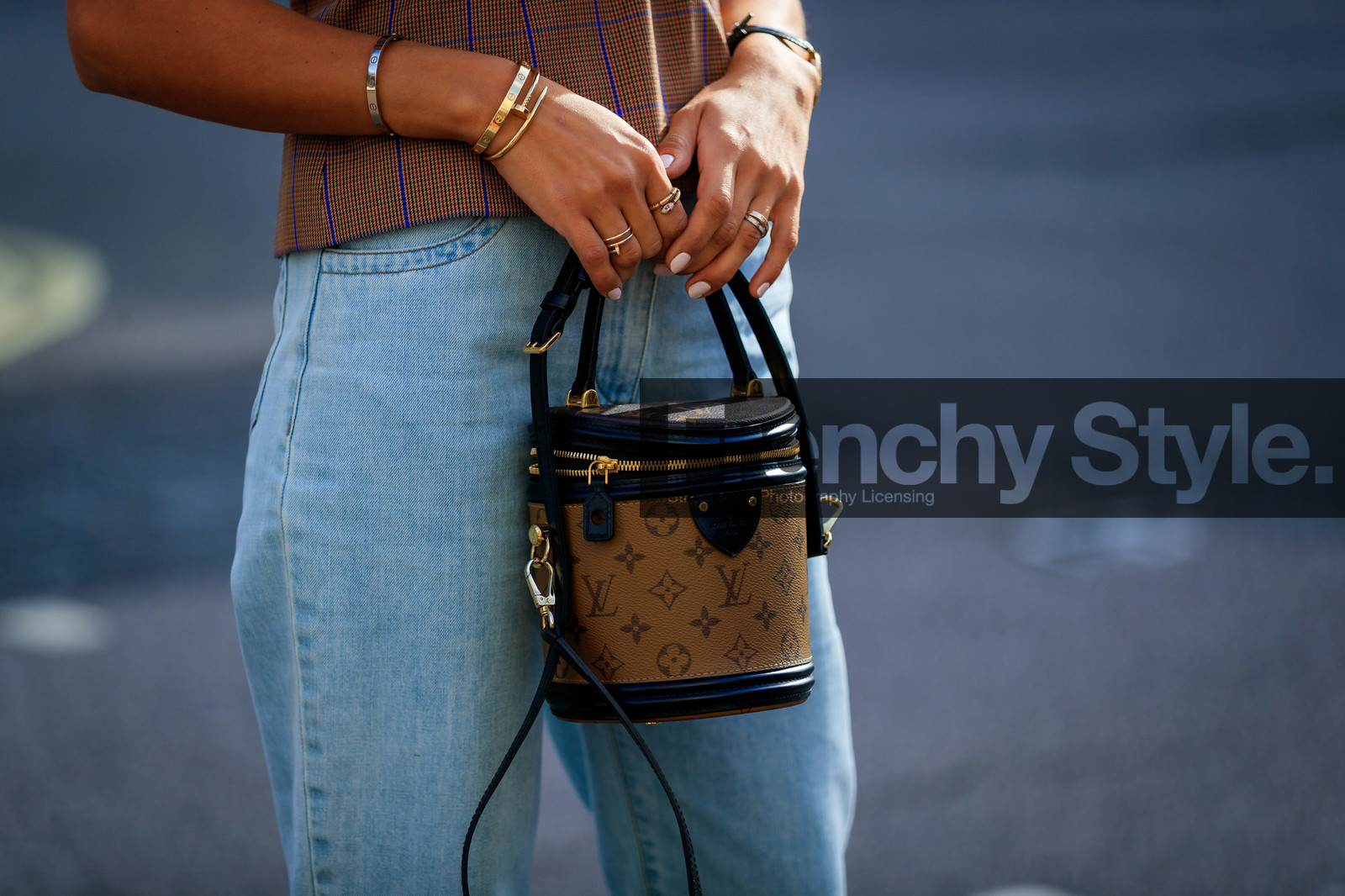 tamara kalinic, louis vuitton bag, monogrammed bag, bucket bag, cartier bracelet, cartier clou ring, black and beige bag, light blue jeans, denim, fashion week, frenchystyle, FW, jonathan paciullo, street style, atmosphere details, horizontal, detail