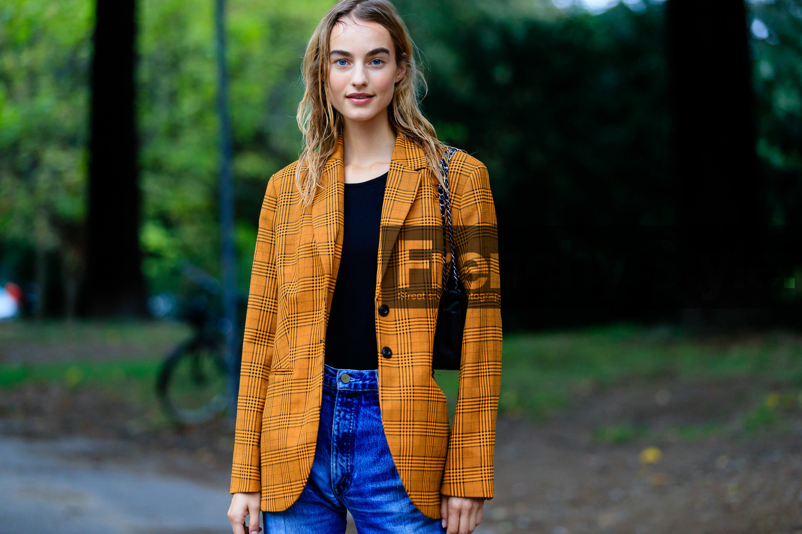 orange jacket, checked jacket, blue jeans, used jeans, Maartje Verhoef, street style, jonathan paciullo, FW, frenchystyle, fashion week, MFW, MILAN, SPRING SUMMER 2021, SS 21, horizontal, atmosphere details, detail, model