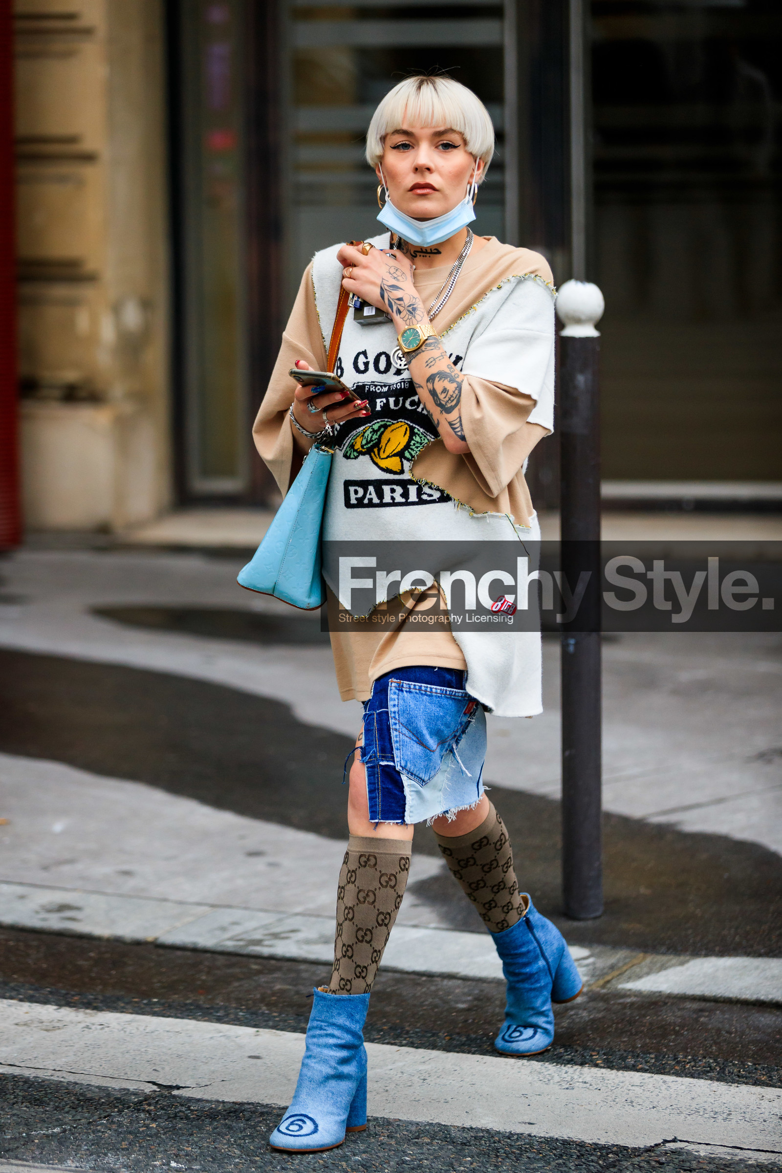 beige sweatshirt, patchwork pullover, patchwork sweat shirt, oversize sweatshirt, denim, denim boots, denim skirt, denim shoes, patchwork skirt, blue skirt, blue boots, margiela boots, gucci socks, monogrammed socks, beige socks, high socks, tatoo, tatoo detail, golden watch, silver bracelet, silvered ring, chain necklace, fashion week, frenchystyle, FW, jonathan paciullo, street style, PFW, PARIS, SPRING SUMMER 2022, SS 22, vertical, full length
