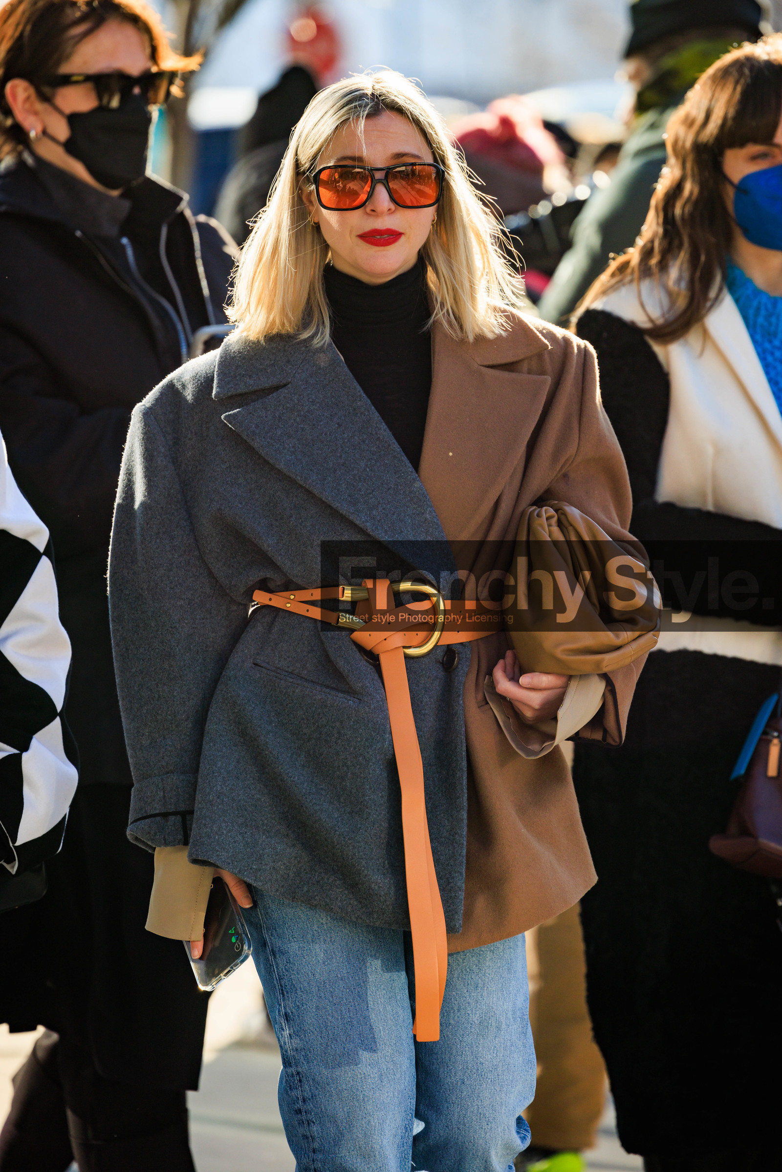 70 sunglasses, 70s glasses, dual toned blazer, grey blazer, brown blazer, corail belt, big buckle belt, brown pouch, bottega veneta bag, bottega veneta pouch, jeans, street style, jonathan paciullo, FW, frenchystyle, fashion week, NYFW, NEW YORK, AUTUMN WINTER 2022-2023, FALL WINTER 2022_2023, FW 22-23, vertical, atmosphere details