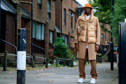 jean jacques ndjoli, beige total look, beige pants, beige look, beige coat, orange hat, pleated hat, metalic frame sunglasses, sleeveless coat, down jacket, sleeveless down jacket, burberry bag, crossbody bag, monogrammed bag, white sneakers, fashion week, frenchystyle, FW, jonathan paciullo, street style, atmosphere details, horizontal, full length