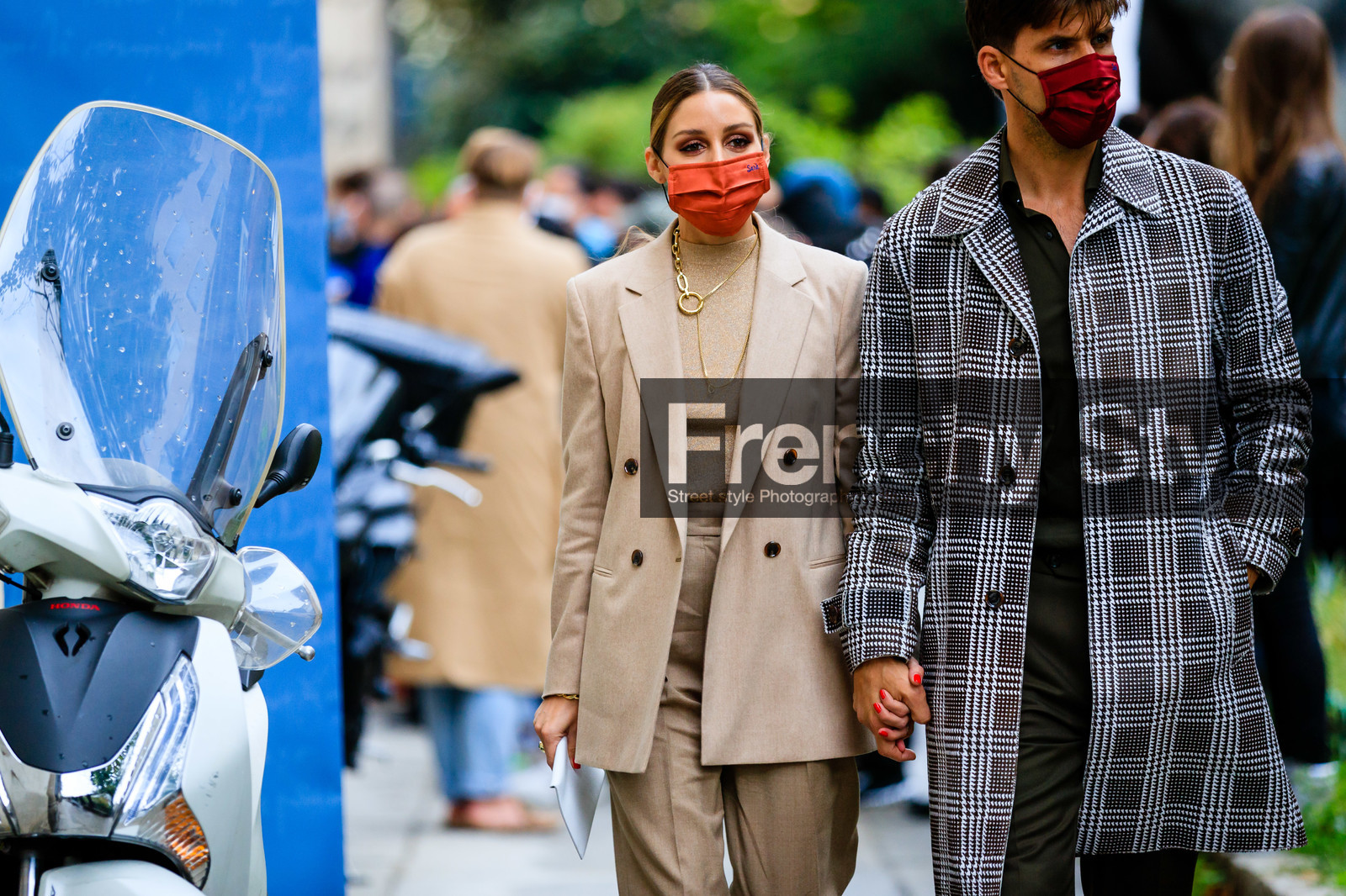 beige total look, beige jacket, beige pullover, beige pants, sparkling pullover, beige suits, golden necklace, long necklace, covid face mask, olivia palermo, street style, jonathan paciullo, FW, frenchystyle, fashion week, MFW, MILAN, SPRING SUMMER 2021, SS 21, horizontal, atmosphere details, detail