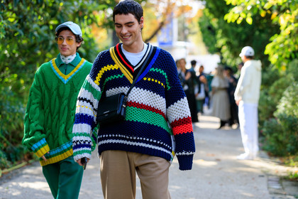 crossbody bag, black leather bag, burberry bag, navy blue pullover, low necked pullover, striped pullover, multicolor pullover, knitwear, lacoste pullover, PARIS, PFW, SPRING SUMMER 2020, SS 20, fashion week, frenchystyle, FW, jonathan paciullo, street style, horizontal, atmosphere details, detail