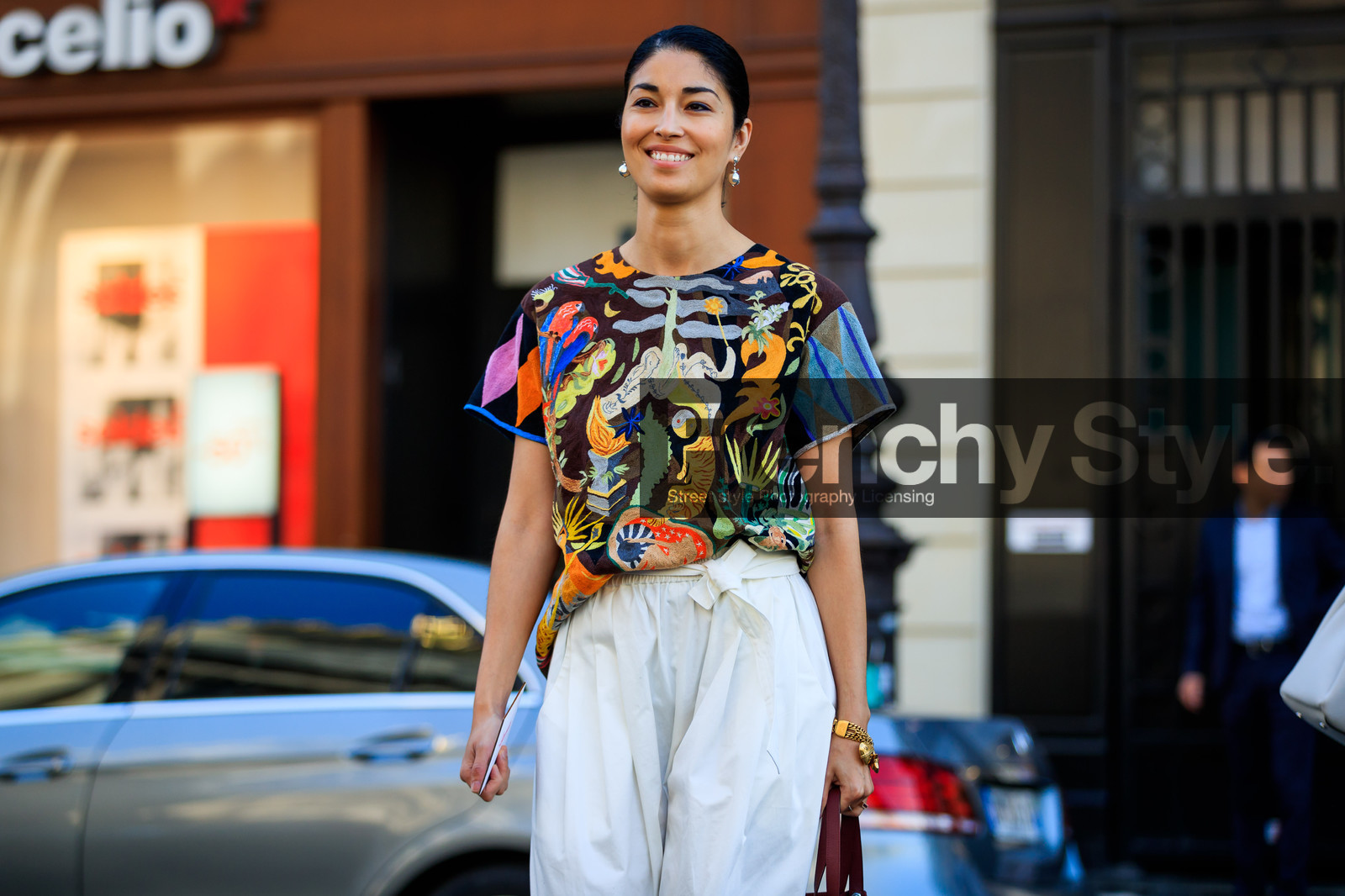 bracelet, golden jewelry, graphic top, printed t shirt, trousers, white pants, fashion week, frenchystyle, FW, jonathan paciullo, street style, PFW, PARIS, atmosphere details, horizontal, detail, AUTUMN WINTER 2018-2019, FALL WINTER 2018-2019, FW 18-19, caroline issa