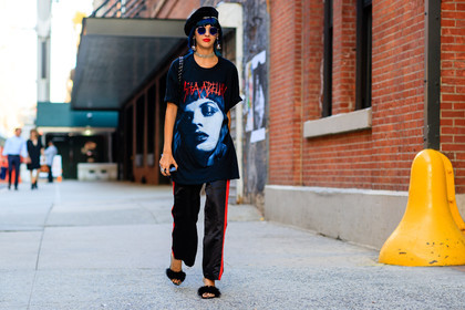 atmosphere details, black hat, black pants, black sandals, black t shirt, choker, dyed hair, earrings, fashion week, frenchystyle, full length, fur shoes, FW, horizontal, jonathan paciullo, necklace, NEW YORK, NYFW, oversize, printed t shirt, red lips, sita abellan, SPRING SUMMER 2017, SS 17, street style, striped pants, sunglasses, trousers, woman