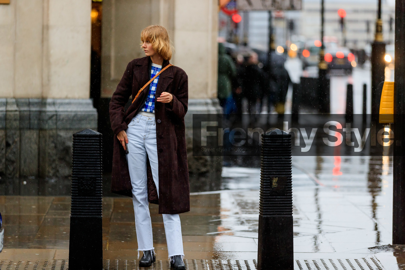 model, brown coat, vichy printed pullover, checked pullover, blue pullover, light blue jeans, used jeans, white pullover, fashion week, frenchystyle, FW, jonathan paciullo, street style, LFW, LONDON, AUTUMN WINTER 2020-2021, FALL WINTER 2020-2021, FW 20-21, horizontal, atmosphere details, full length