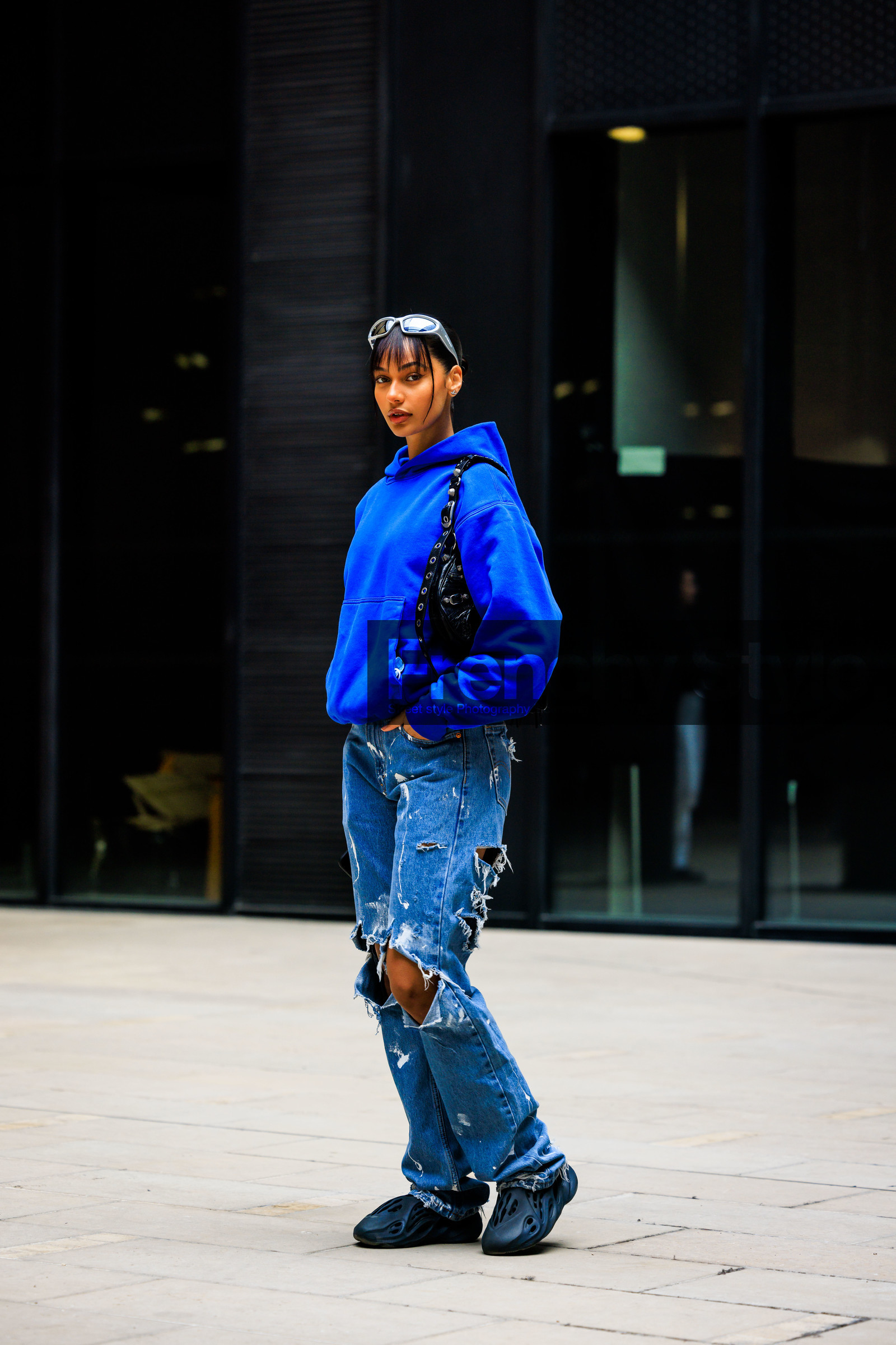 blue hoodie, balenciaga bag, black handbag, ripped jeans, denim, black sneakers, silver glasses, balenciaga, jamilla strand, fashion week, frenchystyle, FW, jonathan paciullo, street style, AUTUMN WINTER 2022-2023, FALL WINTER 2022_2023, FW 22-23, PFW, PARIS, vertical, full length, cagoule bag
