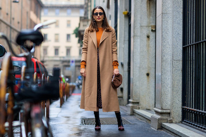black socks, brown bag, camel coat, high heels, leather bag, leather shoes, orange sweater, red shoes, sunglasses, fashion week, frenchystyle, FW, jonathan paciullo, street style, MFW, MILAN, AUTUMN WINTER 2018-2019, FALL WINTER 2018-2019, FW 18-19, horizontal, atmosphere details, full length, julia haghjoo