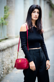 black pullover, strapless pullover, half shoulder pullover, asymetrical pullover, cropped pullover, red leather bag, shoulder bag, round shape bag, louis vuitton bag, quilted bag, siraguse, valentina siragusa, street style, jonathan paciullo, FW, frenchystyle, fashion week, MFW, MILAN, SPRING SUMMER 2021, SS 21, vertical, detail