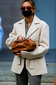 light beige jacket, camel leather clutch, orange sunglasses, butterfly sunglasses, scale earrings, hoop earrings, covid face mask, street style, jonathan paciullo, FW, frenchystyle, fashion week, MFW, MILAN, SPRING SUMMER 2021, SS 21, vertical, detail