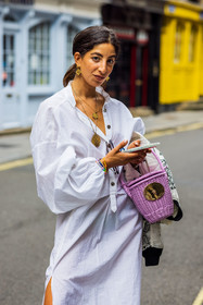 Selma Kaci, patou, Bags, bucket bag, white, pink, midi dress, fashion week, frenchystyle, FW, jonathan paciullo, street style, SS 22, SPRING SUMMER 2022, LFW, LONDON, vertical, atmosphere details, detail