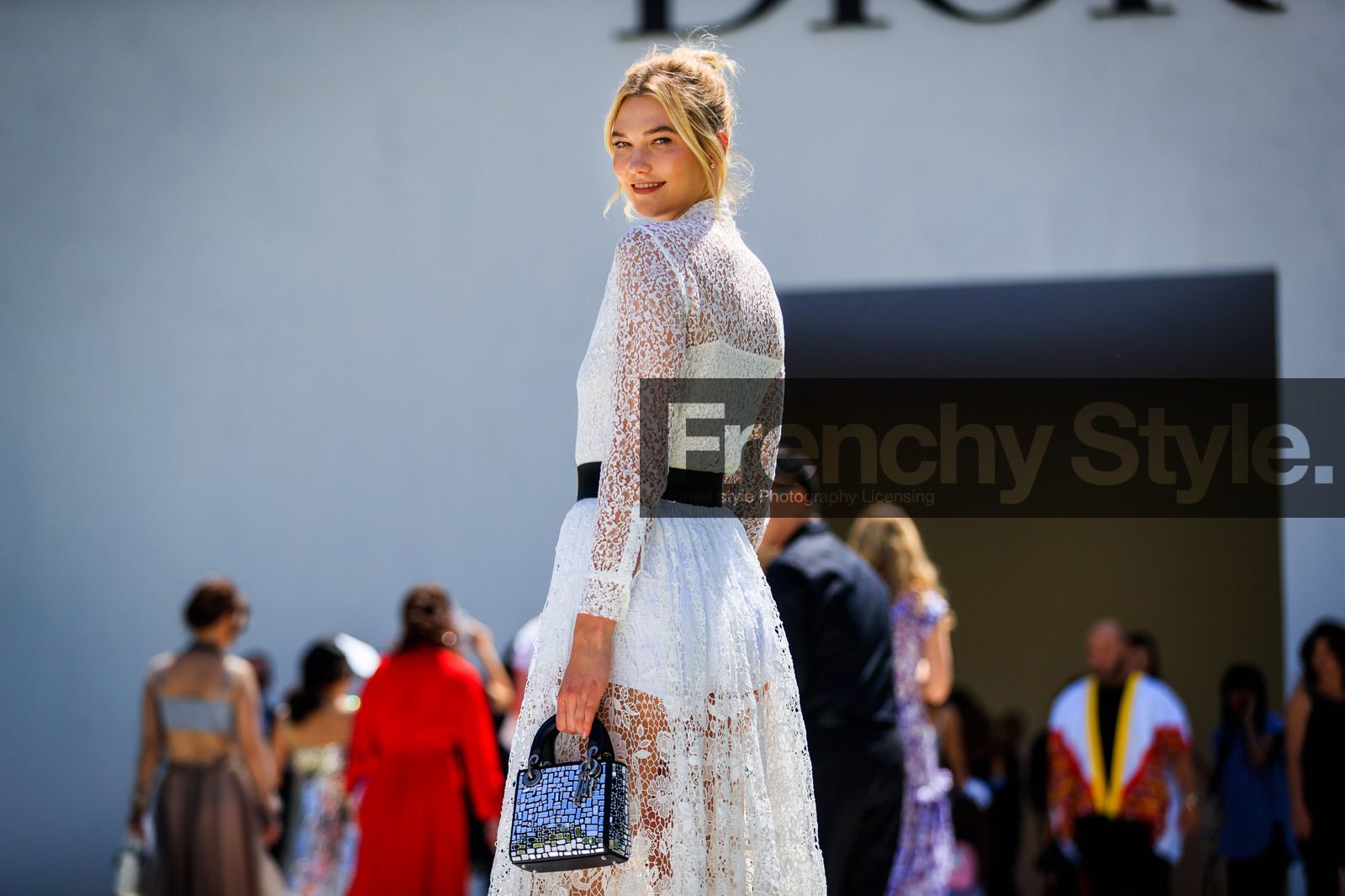 black belt, christian dior, graphic bag, graphic dress, lace dress, leather bag, leather belt, printed bag, printed dress, see through, sequined bag, shiny bag, silver bag, white dress, fashion week, frenchystyle, FW, jonathan paciullo, street style, PFW, PARIS, horizontal, atmosphere details, detail, model, AUTUMN WINTER 2018-2019, FALL WINTER 2018-2019, FW 18-19, karlie kloss