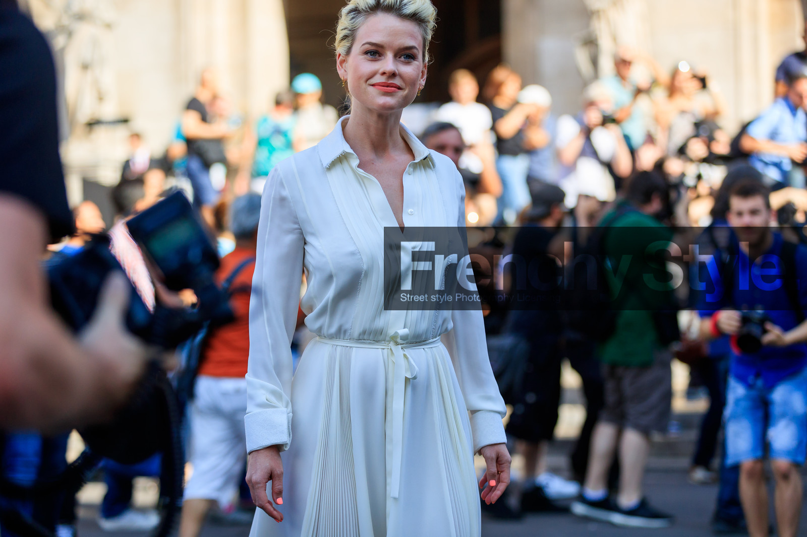 pleated dress, white dress, fashion week, frenchystyle, FW, jonathan paciullo, street style, PFW, PARIS, atmosphere details, horizontal, detail, AUTUMN WINTER 2018-2019, FALL WINTER 2018-2019, FW 18-19