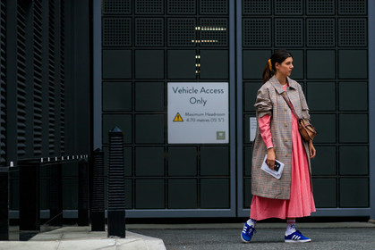 red dress, vichy printed dress, checked dress, mid long dress, adidas sneakers, gazelle sneakers, blue sneakers, loewe bag, crossbody bag, beige leather bag, brown leather bag, checked trench coat, white socks, sportswear socks, loose dress, fashion week, frenchystyle, FW, jonathan paciullo, street style, atmosphere details, horizontal, full length