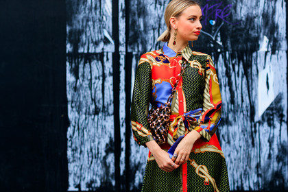 brown bag, earrings, graphic bag, graphic dress, hermès, leather bag, multicolor dress, printed bag, printed dress, red lips, fashion week, frenchystyle, FW, jonathan paciullo, street style, LFW, LONDON, SPRING SUMMER 2019, SS 19, atmosphere details, horizontal, detail