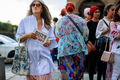 graphic bag, leather bag, miu miu, oversize, printed bag, striped shirt, sunglasses, tote bag, white shirt, fashion week, frenchystyle, FW, jonathan paciullo, street style, PFW, PARIS, atmosphere details, horizontal, detail, AUTUMN WINTER 2018-2019, FALL WINTER 2018-2019, FW 18-19