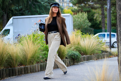 sophia roe, brown jacket, black cap, leather cap, oversize jacket, light beige pants, velvet pants, corduroy pants, hermes belt, black leather clutch, black leather belt, loose pants, silvered watch, rolex watch, PARIS, PFW, fashion week, frenchystyle, FW, jonathan paciullo, street style, SPRING SUMMER 2021, SS 21, horizontal, atmosphere details, full length
