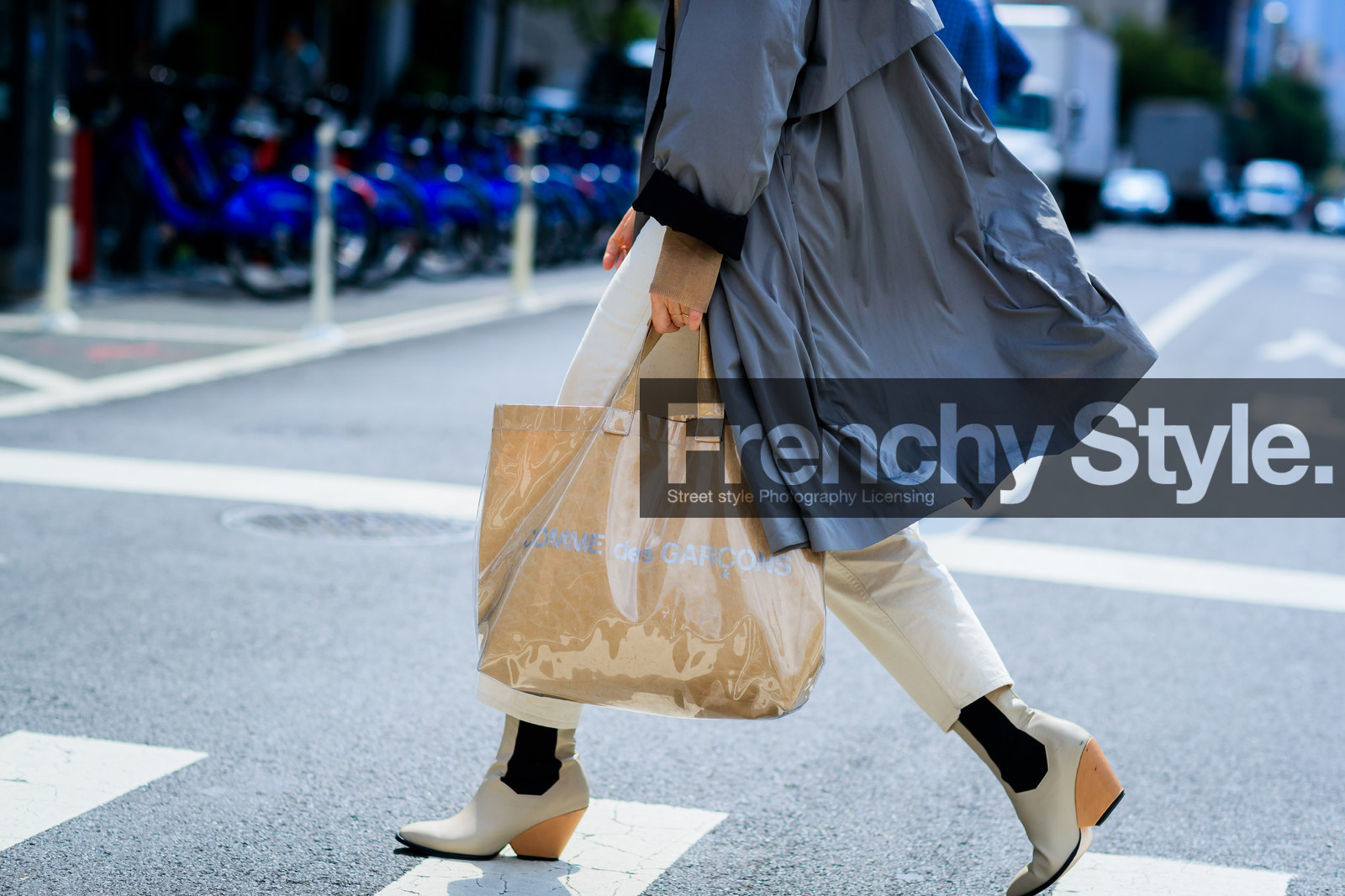 atmosphere details, back detail, beige bag, beige boots, beige pants, comme des garçons, fashion week, frenchystyle, full length, FW, grey coat, high heels, horizontal, jonathan paciullo, leather bag, leather shoes, NEW YORK, NYFW, SPRING SUMMER 2018, SS 18, street style, trench coat, trousers