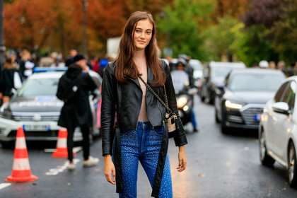 model, black leather perfecto, nude pullover, turtleneck pullover, chanel bag, blue jeans, strassed jeans, tight jeans, multi strap bag, chain strap bag, nude leather bag, black leather bag, PARIS, PFW, SPRING SUMMER 2020, SS 20, fashion week, frenchystyle, FW, jonathan paciullo, street style, horizontal, atmosphere details, detail