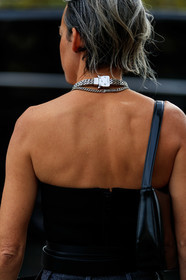 black top, strapless top, silvered necklace, big chocker, big chain necklace, back details, PARIS, PFW, SPRING SUMMER 2020, SS 20, fashion week, frenchystyle, FW, jonathan paciullo, street style, vertical, atmosphere details, detail