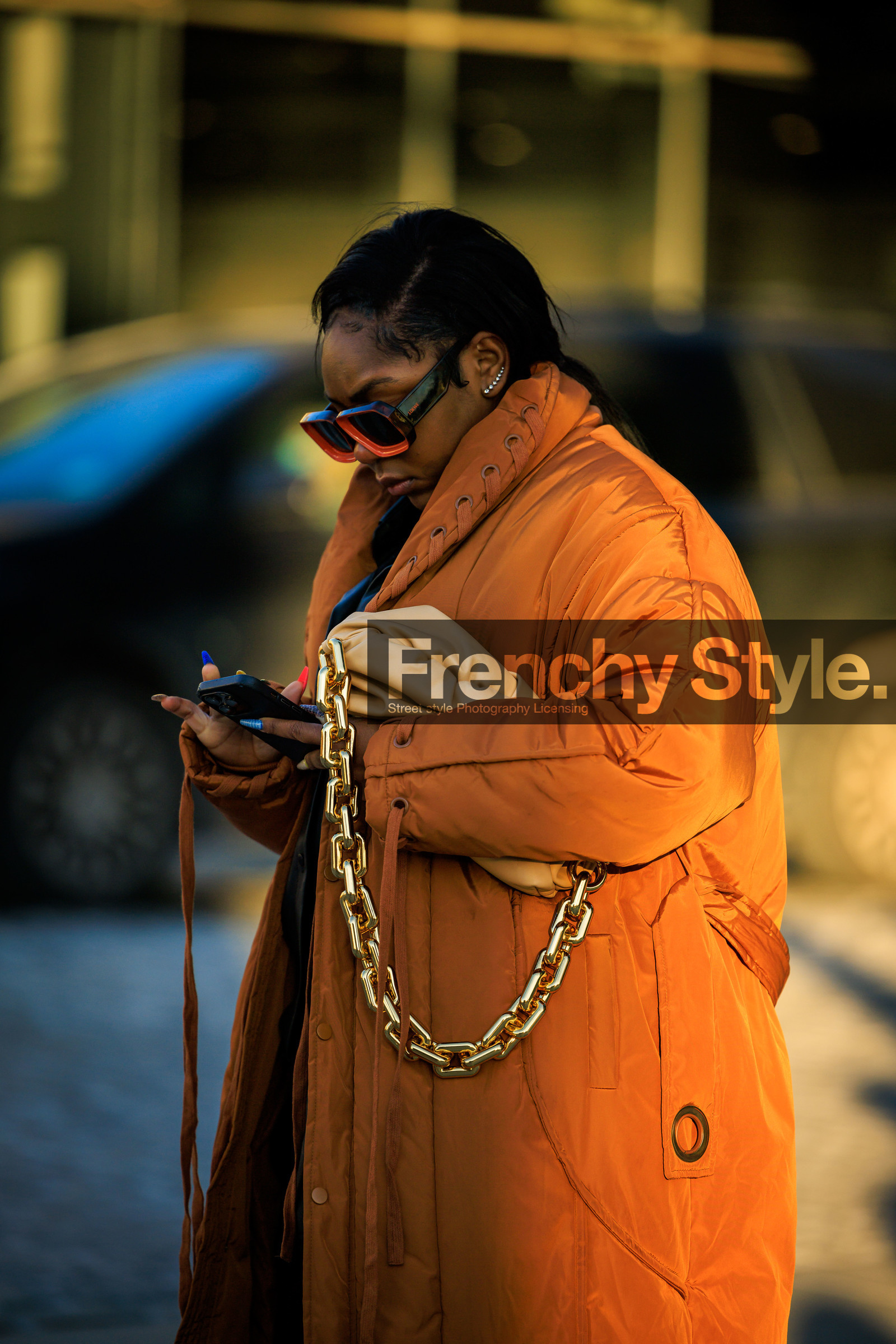 oversized winter coat, orange coat, puffed coat, chained bag, bottega veneta bag, beige handbag, iphone, black and orange sunglasses, black sunglasses, silver earrings, blue nails, close up, street style, jonathan paciullo, FW, frenchystyle, fashion week, NYFW, NEW YORK, AUTUMN WINTER 2022-2023, FALL WINTER 2022_2023, FW 22-23, vertical, atmosphere details