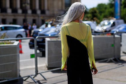 black dress, graphic dress, printed dress, yellow, fashion week, frenchystyle, FW, jonathan paciullo, street style, PFW, PARIS, horizontal, atmosphere details, detail, AUTUMN WINTER 2018-2019, FALL WINTER 2018-2019, FW 18-19, camille charriere, sarah harris