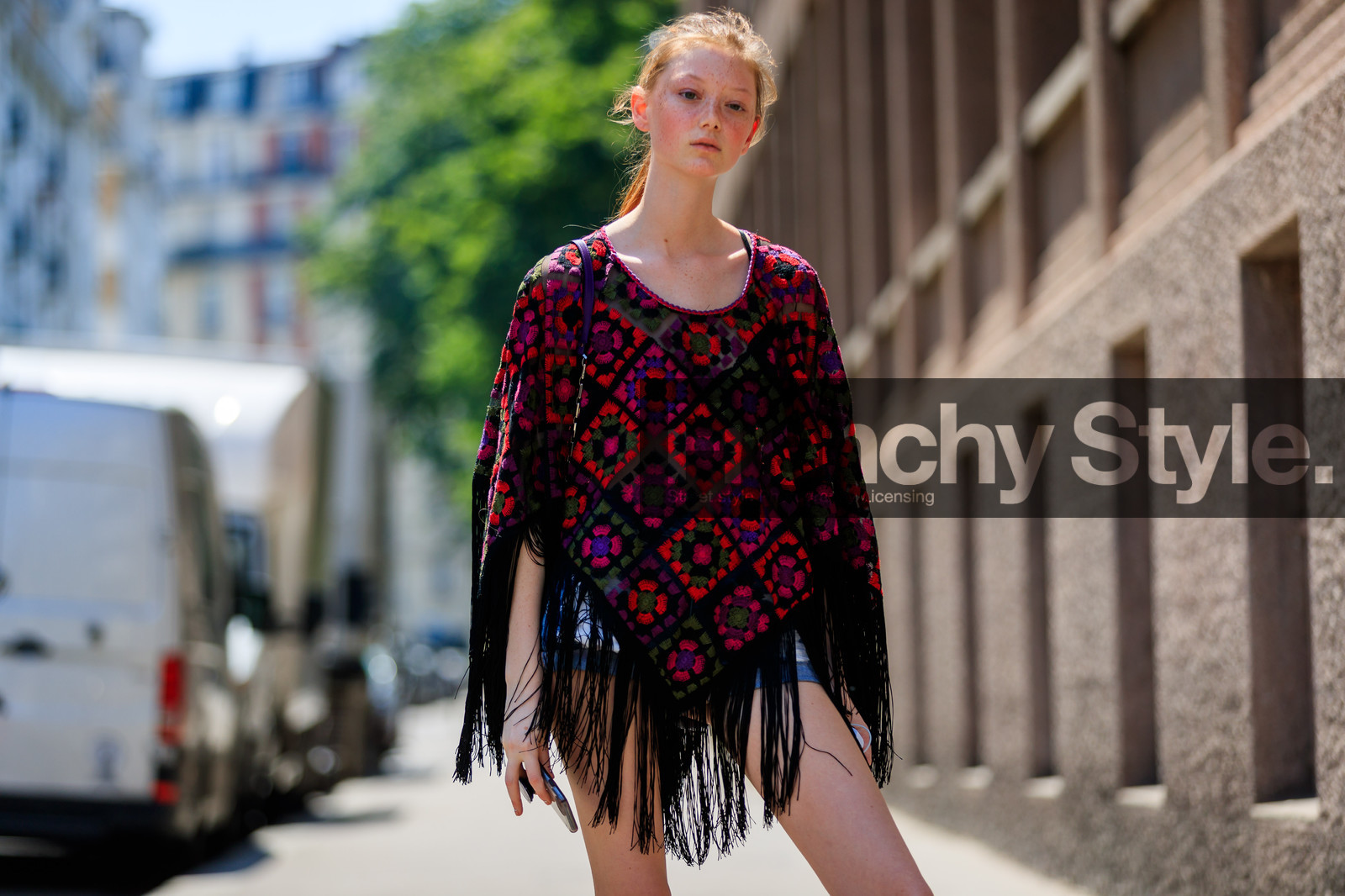 fringes, poncho, red sweater, fashion week, frenchystyle, FW, jonathan paciullo, street style, PFW, PARIS, atmosphere details, horizontal, detail, model, AUTUMN WINTER 2018-2019, FALL WINTER 2018-2019, FW 18-19