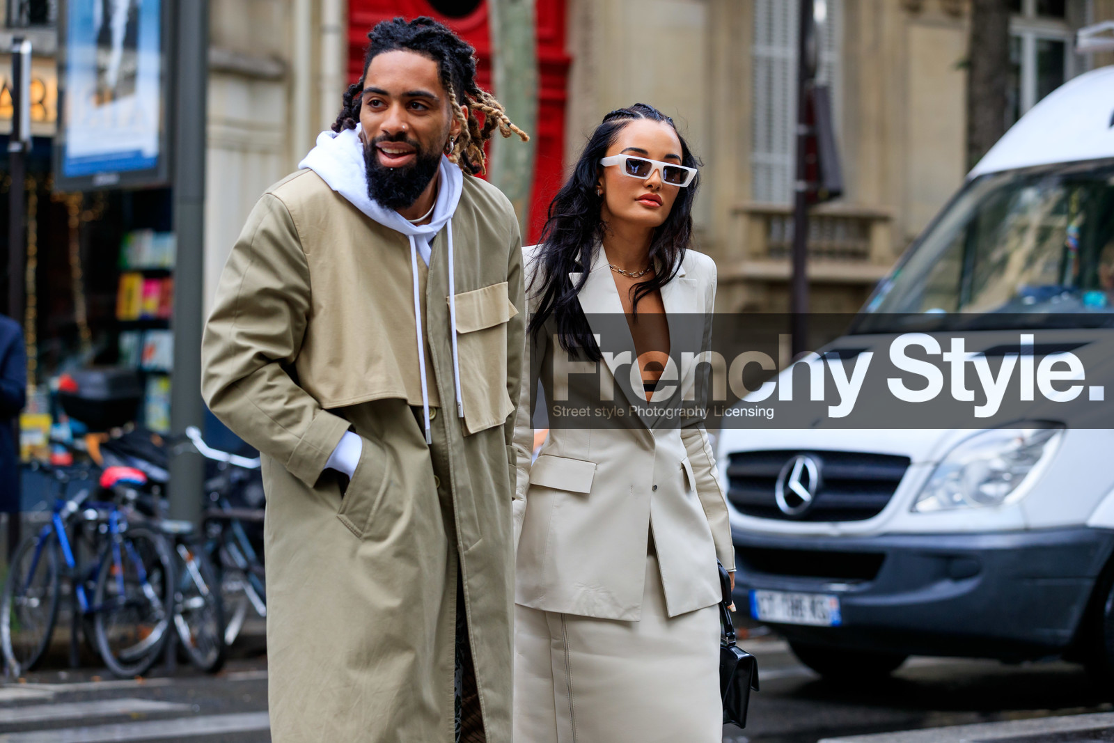 kaki trench coat, beige trench coat, white hoodie, white sweatshirt, white skirt, white jacket, white sunglasses, low necked jacket, chain necklace, golden necklace, amina muaddi, fashion week, frenchystyle, FW, jonathan paciullo, street style, PFW, PARIS, AUTUMN WINTER 2021-2022, FALL WINTER 2021-2022, FW 21-22, atmosphere details, horizontal, detail