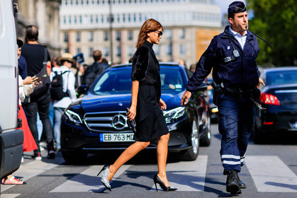 atmosphere details, black dress, black fur, black jacket, black scarf, black shoes, Christine Centenera, fashion week, frenchystyle, full length, FW, high heels, horizontal, jonathan paciullo, leather shoes, PARIS, PFW, SPRING SUMMER 2017, SS 17, street style, sunglasses
