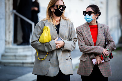 checked jacket, beige jacket, red pullover, yellow leather clutch, tom ford sunglasses, celine sunglasses, burgundy jacket, covid face mask, street style, jonathan paciullo, FW, frenchystyle, fashion week, MFW, MILAN, SPRING SUMMER 2021, SS 21, horizontal, atmosphere details, detail