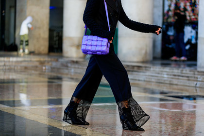 geraldine boublil, lilac leather bag, shoulder bag, plaited bag, plaited leather bag, bottega veneta bag, black pants, black leather boots, flare pants, fishnet pants, close up detail, bag detail, legs detail, fashion week, frenchystyle, FW, jonathan paciullo, street style, PFW, PARIS, horizontal, atmosphere details, detail