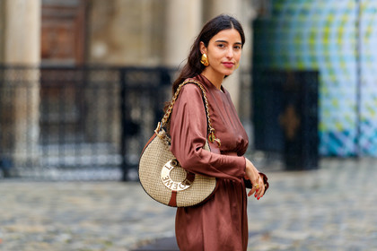 bettina looney, brown dress, long sleeves dress, long dress, silk dress, belted dress, loewe bag, shoulder bag, brown leather bag, golden earrings, big earrings, straw bag, chain strap bag, fashion week, frenchystyle, FW, jonathan paciullo, street style, PFW, PARIS, SPRING SUMMER 2020, SS 20, horizontal, atmosphere details, detail