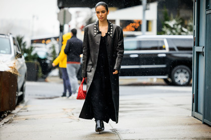 black full look, black long coat, purple leather coat, studs coat, red handbag, black boots, long black dress, leather handbag, mini handbag, leather trench, black leather boots, letaher boots, minimalist look, multicolor look, blue denim, denim trench, multicolor scarf, yellow scarf, purple longdress, miumiu booots, beige combat boots, chunky black boots, classic look, beige trench, glasses, black pants, coco baudelle, fashion week, frenchystyle, FW, jonathan paciullo, street style, NYFW, NEW YORK, AUTUMN WINTER 2022-2023, FALL WINTER 2022_2023, FW 22-23, atmosphere details, horizontal, full length