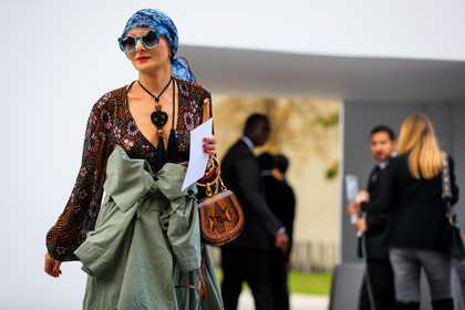animal print, atmosphere details, blue scarf, brown bag, catherine baba, chloé, detail, fashion week, floral, flower, frenchystyle, FW, graphic bag, graphic shirt, green skirt, horizontal, jonathan paciullo, leather bag, necklace, PARIS, PFW, printed bag, printed shirt, snake print, SPRING SUMMER 2018, SS 18, street style, sunglasses