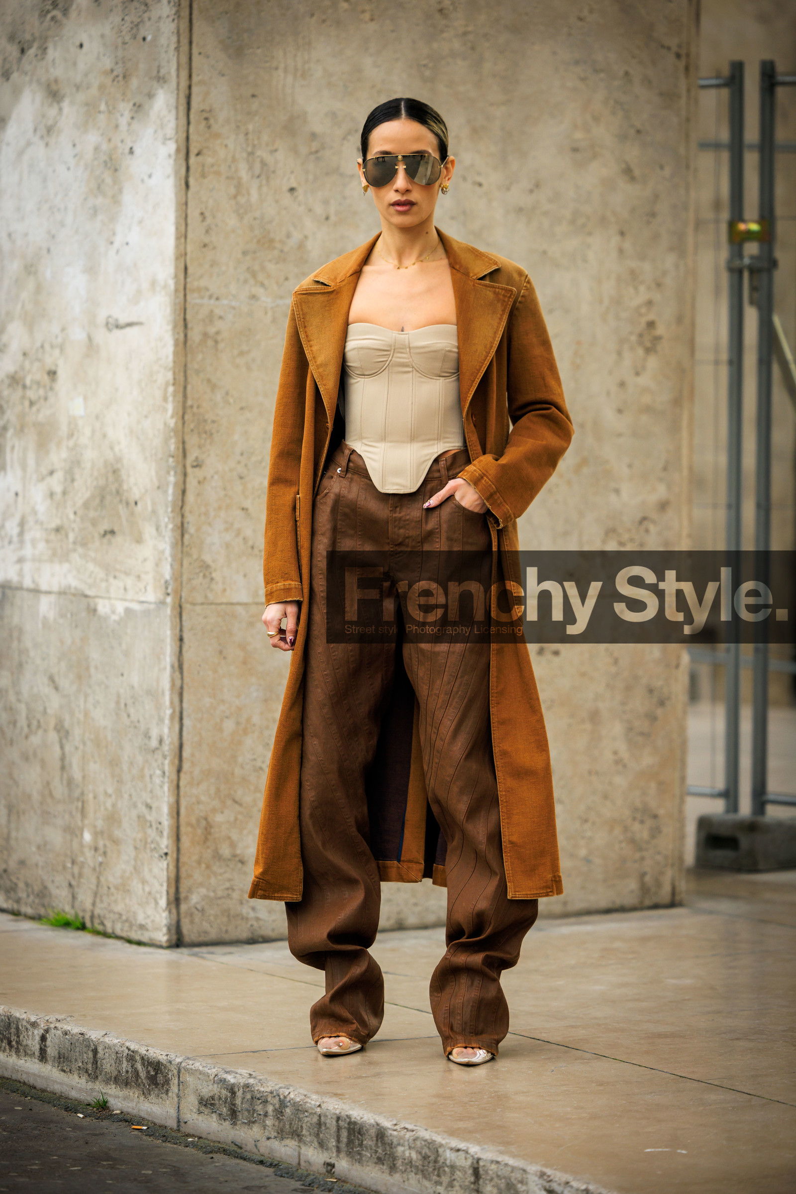 big sunglasses, beige corset, corset top, camel trench, denim trench coat, stud earrings, brown trousers, baggy pants, transparent shoes, earthy colors, alexandra guerain, fashion week, frenchystyle, FW, jonathan paciullo, street style, AUTUMN WINTER 2022-2023, FALL WINTER 2022_2023, FW 22-23, PFW, PARIS, vertical, full length