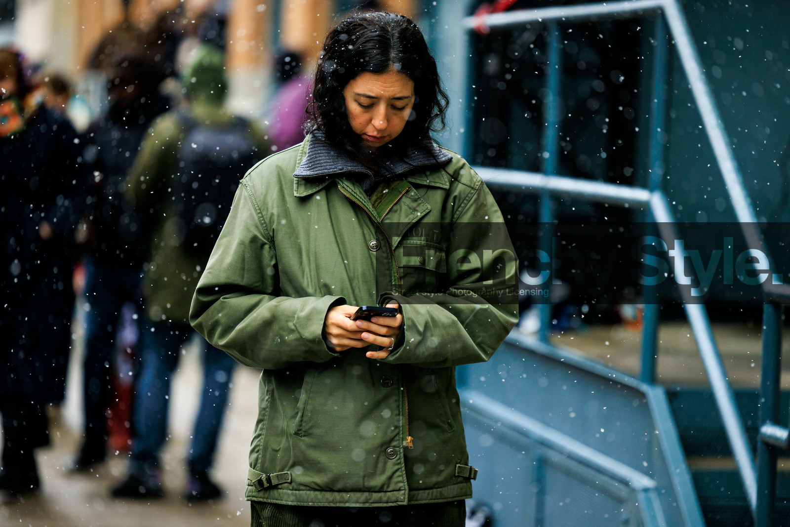 green jacket, furry winter look, winter outwear, fashion week, frenchystyle, FW, jonathan paciullo, street style, NYFW, NEW YORK, AUTUMN WINTER 2022-2023, FALL WINTER 2022_2023, FW 22-23, atmosphere details, horizontal