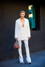 total white look, knitwear, knitted pants, knitted blazer, stripes bag, white and black bag, printed bag, transparent necklace, amalie gassmann, fashion week, frenchystyle, FW, jonathan paciullo, street style, vertical, full length