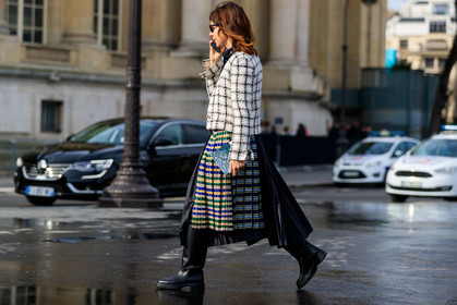 natasha goldenberg, white jacket, tweed jacket, black jacket, black skirt, black leather belt, black leather boots, black polo shirt, blue polo shirt, black sunglasses, celine sunglasses, chopova lowena skirt, chopova lowena belt, pleated skirt, asymetrical skirt, checked skirt, belted skirt, green skirt, blue skirt, yellow skirt, mid long skirt, chanel jacket, flat boots, high boots, fashion week, frenchystyle, FW, jonathan paciullo, street style, PFW, PARIS, horizontal, atmosphere details, full length