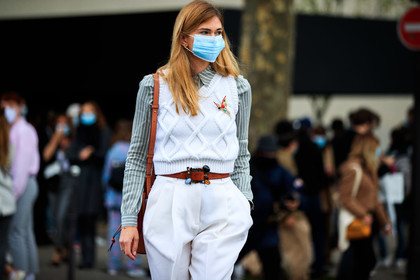 white pants, white pullover, sleeveless pullover, grey shirt, striped shirt, carrot pants, belted pants, camel leather belt, animal shape pin, golden pin, covid face mask, street style, jonathan paciullo, FW, frenchystyle, fashion week, PFW, PARIS, SPRING SUMMER 2021, SS 21, horizontal, atmosphere details, detail